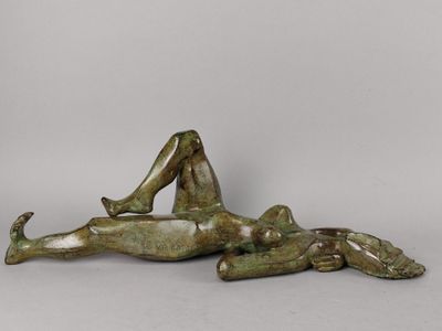 sculpture en bronze représentant une femme allongée sur le dos sur une surface grise