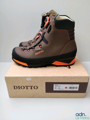 Chaussures de randonnée pour homme de la marque Botto, présentées dans une boîte posée sur une surface blanche