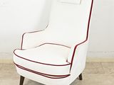 une image représentant une chaise blanche ornée d'une bande rouge