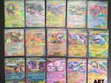 Les cartes Pokémon sont alignées sur une surface noire.