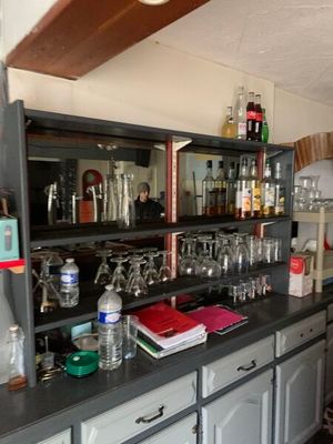 Ensemble résiduel de verrerie, vaisselle et accessoires prés…