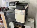 une photo d'une imprimante multifonction posée sur un bureau