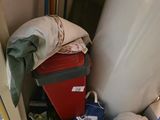 une valise rouge posée par terre à côté d'une autre valise rouge