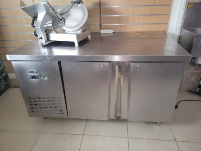 a machine that is sitting on a counter in a kitchen