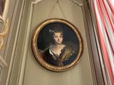un tableau représentant une femme en robe, accroché au mur