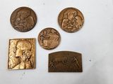 Plusieurs types de pièces de bronze sont exposés sur un fond blanc