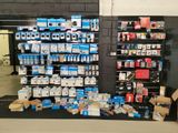 un vaste choix de téléphones portables dans un magasin