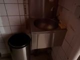 une poubelle et une poubelle dans une petite salle de bains