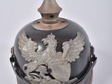un casque noir orné d'un oiseau sur un fond blanc