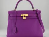 un sac à main violet muni d'un fermoir doré sur la poignée