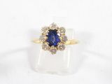une image d'une bague en saphir bleu et diamant