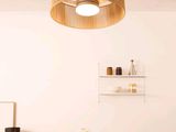 une table et des chaises dans une pièce éclairée par une lampe suspendue au plafond