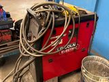 une machine posée par terre à côté d'un seau