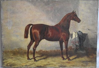 tableau représentant un cheval brun debout dans une grange, au milieu du foin
