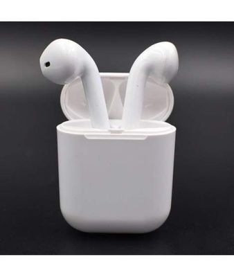 une paire d'AirPods posée dans une tasse sur une surface noire