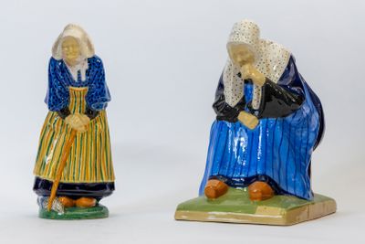 deux figurines représentant des femmes vêtues de bleu et de jaune