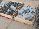 de nombreux types de tuyaux dans une caisse posée par terre