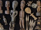 une collection d'objets africains exposés sur une étagère