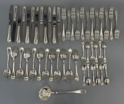 de nombreuses fourchettes et cuillères disposées sur la table