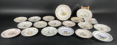 Une collection composée de 16 assiettes , un plat à barbe en…
