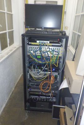 une photo d'une armoire informatique dans une pièce
