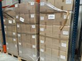 une grande pile de cartons sur une palette dans un entrepôt