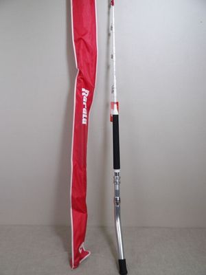 un parapluie rouge et une batte de baseball l'un à côté de l'autre
