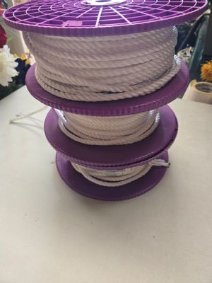 une pile de bobines violettes empilées les unes sur les autres