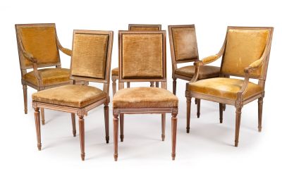 six chaises avec dossier et accoudoirs rembourrés sont disposées en cercle