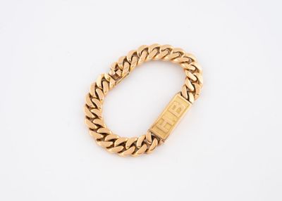 un bracelet à chaîne en or avec un fermoir sur fond blanc
