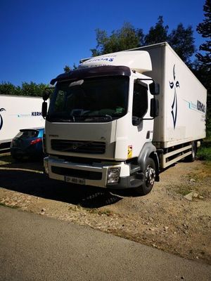un camion blanc garé à côté d'une voiture