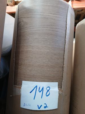 de nombreux rouleaux de papier posés sur une table