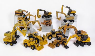 de nombreux engins de chantier qui se trouvent sur une surface blanche
