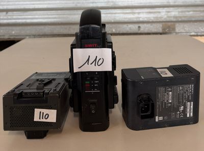 deux postes de radio posés l'un à côté de l'autre sur une table