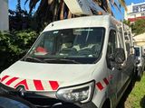 une camionnette blanche garée sur le bord de la route