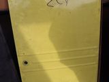 un réfrigérateur jaune posé dans une pièce, à côté d'une pile de cartons