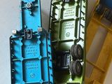 deux petits trains miniatures posés sur une table
