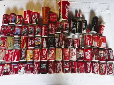 COCA-COLA. Ensemble de canettes en aluminium de différents p…