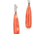 une paire de boucles d'oreilles en corail et diamants