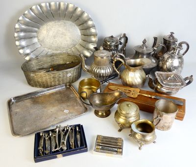 beaucoup d'objets en argent qui se trouvent sur la table