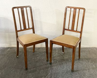 deux chaises placées l'une à côté de l'autre sur un sol en béton