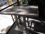 une table placée au milieu d'une pièce