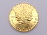 pièce d'or représentant une feuille d'érable sur un fond blanc