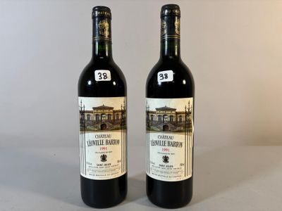 deux bouteilles de vin posées sur une table l'une à côté de l'autre