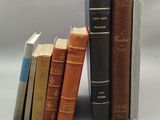 un grand nombre de livres empilés les uns sur les autres