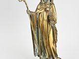 statue en bronze représentant une femme tenant un bâton et vêtue d'une robe