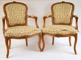 paire de fauteuils en bois sculpté de style Louis XV, avec assises rembourrées à motifs floraux