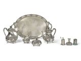 un ensemble d'objets en argent comprenant un plateau, des tasses et des soucoupes
