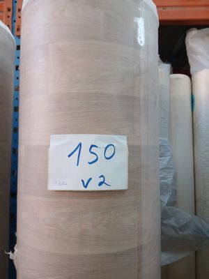 de nombreux rouleaux de tissu posés sur une étagère dans un magasin