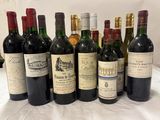 plusieurs bouteilles de vin sont alignées sur une table